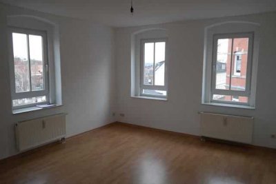 Gemütliche 2-Zimmer mit Laminat und Wannenbad mit Fenster in ruhiger Lage!