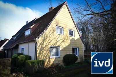 Sanierungsbedürtige Doppelhaushälfte mit Teilkeller, Garage und viel Grund