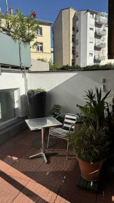 Möbliertes Souterrain-Apartment mit privater Terrasse // Furnished apartment with private terrace