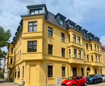 Große, helle 2 Zimmer Wohnung mit Balkon, auf Wunsch mit Küche