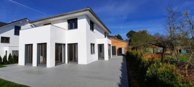 Neubau beeindruckendes Einfamilienhaus mit großer Einzelgarage und Carport