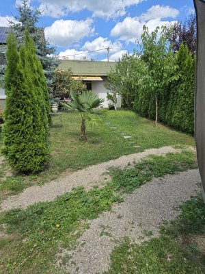 2,5-Raum-EG-Wohnung/eigenes kleines Haus mit Einbauküche, Terrasse, privatem Garten inkl. Stellplatz