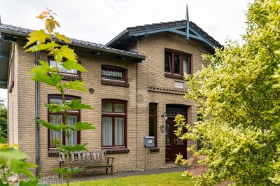 HISTORISCHES WOHNENSEMBLE MIT KUTSCHERHAUS