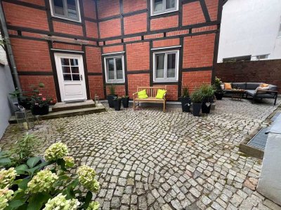Erstklassige 2 Zimmer-Wohnung mit Duschbad und Einbauküche und alleiniger Hofnutzung!