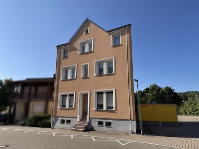 Ideal für zwei Generationen: Modernisiertes 2-Familienhaus mit Garage & Carport in Birkenfeld