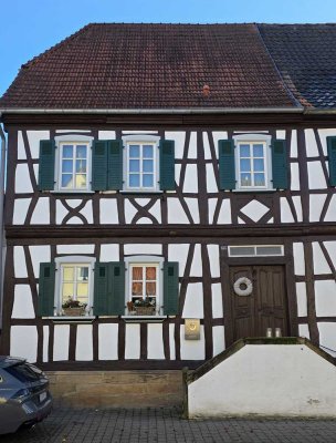 ~~ EINZIEHEN UND WOHLFÜHLEN - HISTORISCHES FACHWERKHAUS MIT GARTEN UND 2 GARAGEN ~~