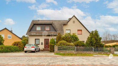Teil vermietetes Mehrfamilienhaus mit 3 Wohneinheiten und großem Grundstück in Sassenburg