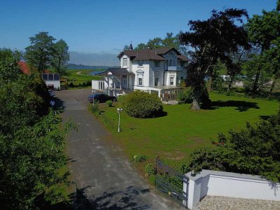 WIRFINANZ: Traumhafte Villa mit drei Ferienwohnungen direkt am Wangermeer