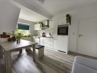 Schöne modernisierte 2-Zimmer-DG-Wohnung mit Einbauküche und Möbelübernahme in Oberhausen