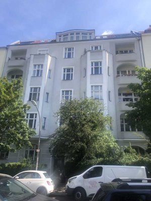 Freie City-Wohnung nahe Hohenzollernplatz im Stuckaltbau mit Aufzug und Balkon