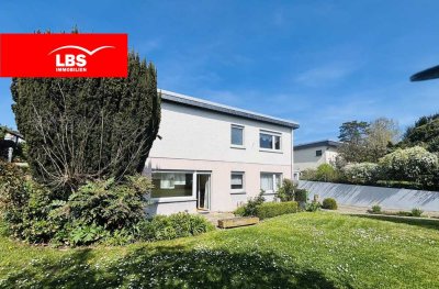 ***Gepflegter, großzügiger Bungalow mit Einliegerwohnung und tollem Garten in exklusiver Lage***