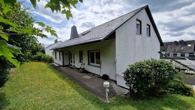 Zweifamilienhaus mit ausgebautem Dachgeschoss und drei Garagenplätzen in Schmallenberg – Bad Fredebu