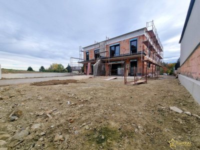 208 m² NFL! OPULENTES DOPPELHAUS MIT 5-ZIMMER, KELLER, BALKON, TERRASSE, CARPORT UND GROSSEM GARTEN. ZIEGELQUALITÄT MIT UNVERBAUBAREM GRÜNBLICK.