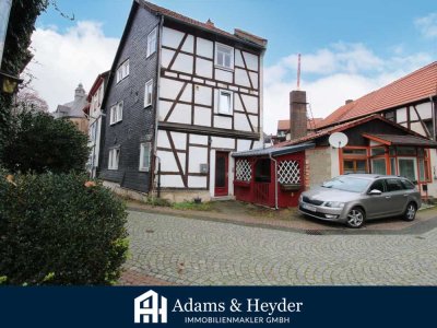 Wohnen im Altstadtherzen von Alsfeld: EFH mit eigenem Parkplatz und Innenhof