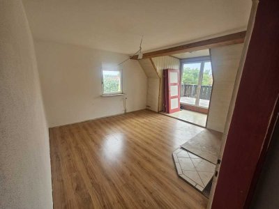 Bad Neustadt: Charmante 3-Zimmer-Dachgeschosswohnung mit luftiger Terrasse – für Menschen mit Herz &