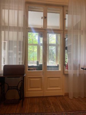 Helle Altbauwohnung mit charmantem Wintergarten und außergewöhnlichem Flair.