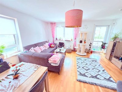 Attraktive, modernisierte 2,5-Zimmer-Wohnung mit Balkon, Einbauküche und Stellplatz