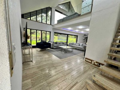Luxuriöses Einfamilienhaus mit großem Garten, moderner Ausstattung & eigenem Schutzbunker