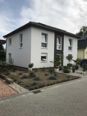 moderner Stadthausneubau mit Wärmepumpe, Carport, in Taucha