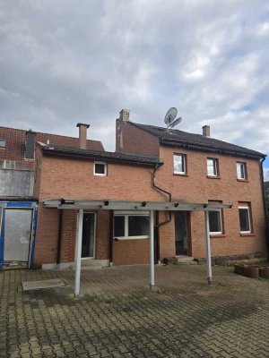Renovierungsbedürftiges Haus in Mönchengladbach: Ideal für kreative Köpfe!
