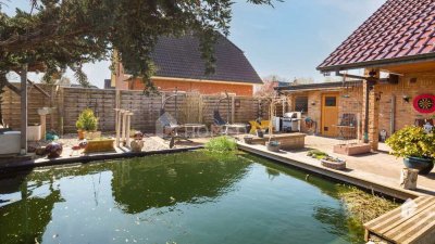 Schickes EFH mit Sauna, Teich, Garten, drei Garagen und einem Bootsschuppen in Hartenholm