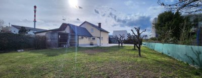 Modernisierte Doppelhaushälfte mit Garten und Parkplätzen