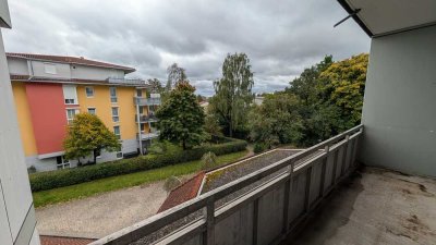 Ab sofort möglich! Zentrale Lage in Kirchheim, Am Brunnen: Große 3-Zimmer-Wohnung mit EBK und Balkon