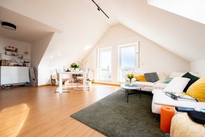 Hell, modern, gemütlich: 2 Zimmer-Dachgeschoss-Wohnung mit großem Balkon und Stellplatz