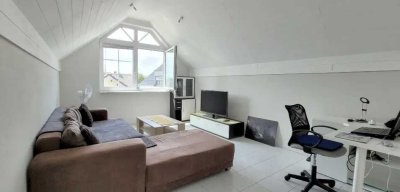 Helle 2-Zimmer-DG-Wohnung mit Balkon, EBK, Fußbodenheizung & Tageslichtbad in Griesheim