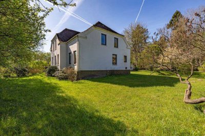 Altehrwürdige Villa mit viel Platz auf schön gelegenem Grundstück mit Bebauungsreserve in Wallsbüll