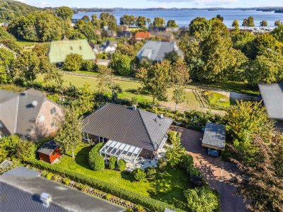 Urlaubsflair: Moderner, heller Bungalow (Energiesparhaus) fußläufig zum Großen Plöner See - Kamin