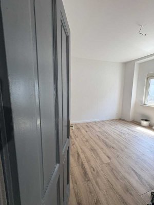 Frisch sanierter Altbau in Hochpaterre mit eigenem Gartenzugang und neuer Einbauküche
