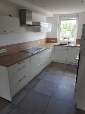 Schönes Reihenhaus mit fünf Zimmern, Garage und EBK in Erftstadt, Köttingen