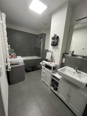 Exklusive 2,5-Raum-Wohnung mit gehobener Innenausstattung mit Balkon und Einbauküche in Hattersheim