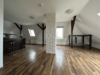 Weiträumige 2,5-Zimmer-Maisonette-Wohnung mit Einbauküche in Hannover