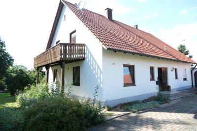 Viel Platz, viele Möglichkeiten! Solides Haus für Handwerker in ruhiger Umgebung.