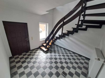 Wohnen über drei Etagen, hell und geräumig, mit Glastüren schließbarer Balkon, Außentreppe Innenhof