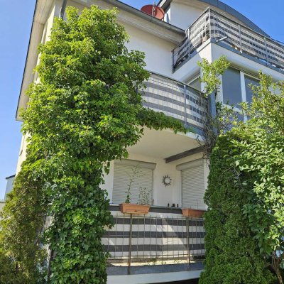 Schöne, ruhige 3-Zi-EG-Wohn., in BB, mit neuer  EB-Küche, Balkon