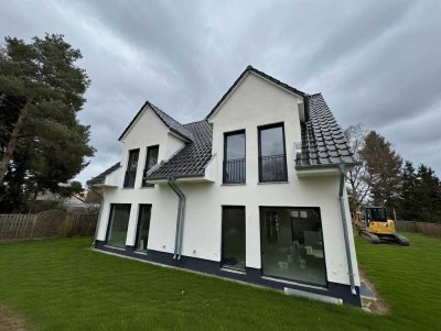 Moderne Doppelhaushälfte mit Wohnkeller und Carport