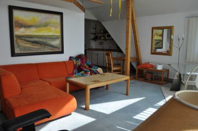 Gepflegte Dachgeschosswohnung mit einem Zimmer sowie Balkon und EBK in Bonn