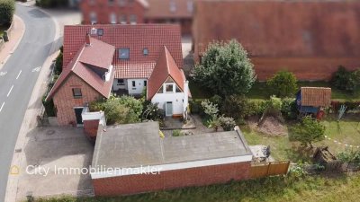 Zwei Wohnungen unter einem Dach – Feldrandlage mit Garten, Garagen & Naturblick