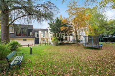 Ein- bis Zweifamilienhaus mit separatem Büro/Atelier auf parkähnlichem Grundstück!