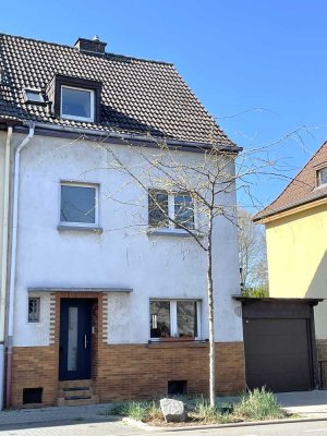 Familienfreundliches Reihenendhaus mit 2 Balkonen, Hofgarten, verlängerter Garage und Garagenkeller
