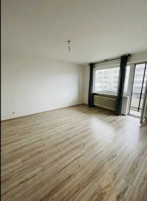 Helle 2-Zimmer-Wohnung mit Balkon und Einbauküche im beliebten Ostend - ab 01.08.2025