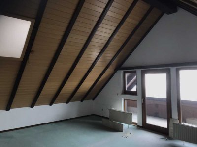 Gepflegte Dachgeschosswohnung mit zweieinhalb Zimmern und Balkon in Neustadt (Hessen)