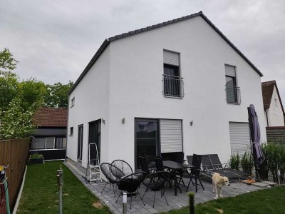 Sehr schönes EFH (Fertighaus) in Ingolstadt/Haunwöhr.
Auch für Kapitalanleger sehr gut geeignet.