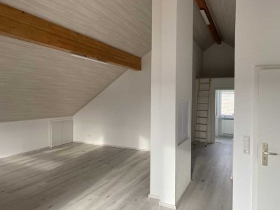 Moderne 2-Zimmer-Dachgeschosswohnung mit Balkon und Blick ins Grüne