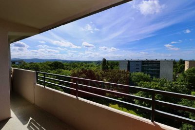 2-ZIMMERWOHNUNG MIT EINBAUKÜCHE, STELLPLATZ & BALKON -leerstehend-