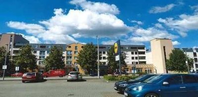 Großzügige 2-Zimmer mit Loggia, Wanne, Aufzug und Laminat in zentraler Lage!