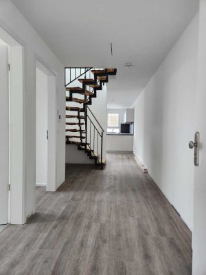 Hochwertige 3-Zimmer-Maisonette-Wohnung mit zwei Bädern, Einbauküche und zwei Stellplätzen